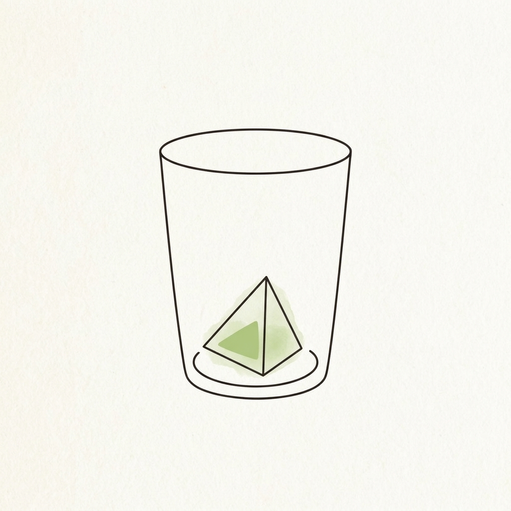 ティーバッグと氷をグラスに入れる